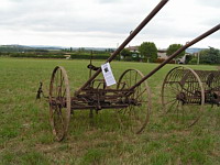 Faneuse a cheval, Faneuse a fourche (30eme fete des moissons de Saint-Jean-de-Touslas)